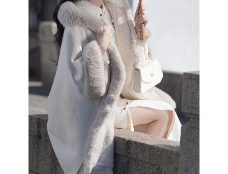 大きな毛皮の襟のケープとチャイナドレスベルベットと厚手のイミテーションレッキスラビットファー付きフード付きウールジャケットとフリンジ付きトップ