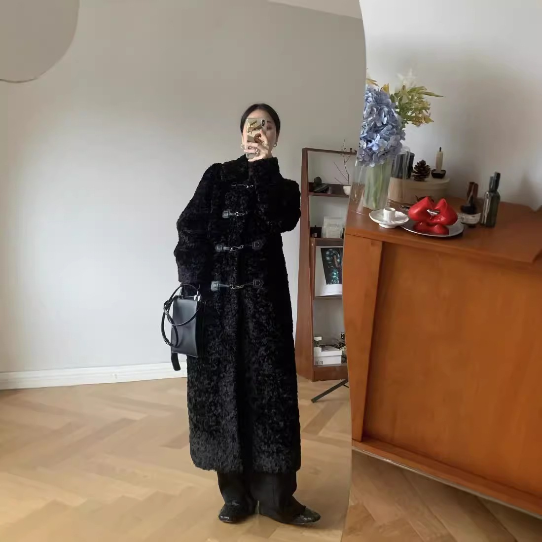 黒ラムウールコート女性のための 2024 新しい冬スタイル緩い気質バックル膝丈ロングファーぬいぐるみコート
