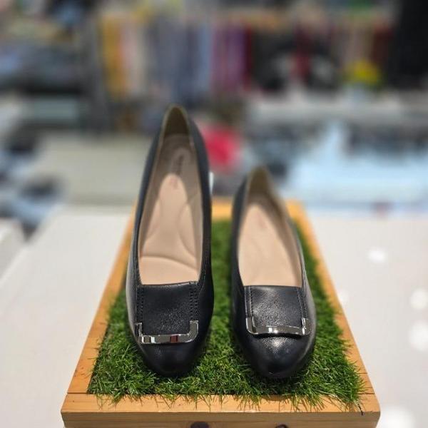 セーブゾーン04 女性コンフォートスクエア装飾4cmパンプス生ゴム ブラック LSUDHFBQ422 (S42021375)