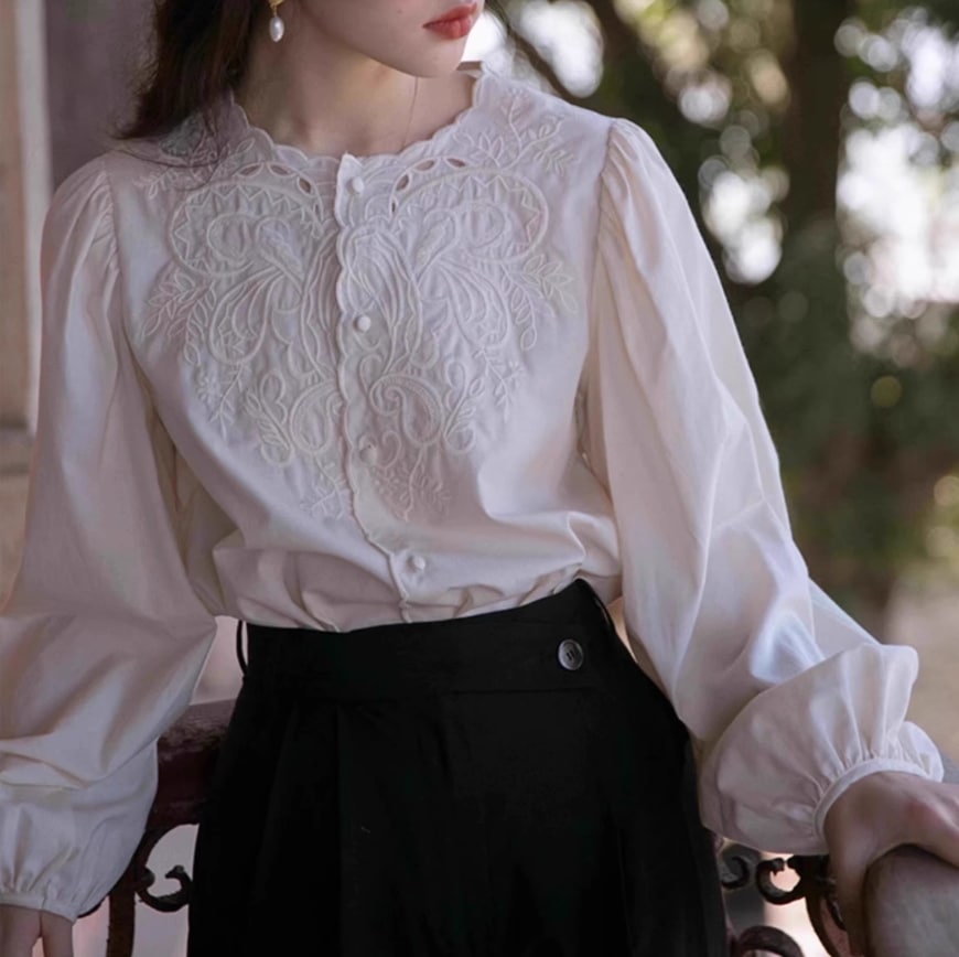 レディース シャツ ブラウス 前開き 長袖 Vネック 襟なし スリム ストレート 刺繍 ボタン きれいめ 上品 おしゃれ レトロ エレガント モダン 存在感 かっちり ラブリー キュート プリンセス