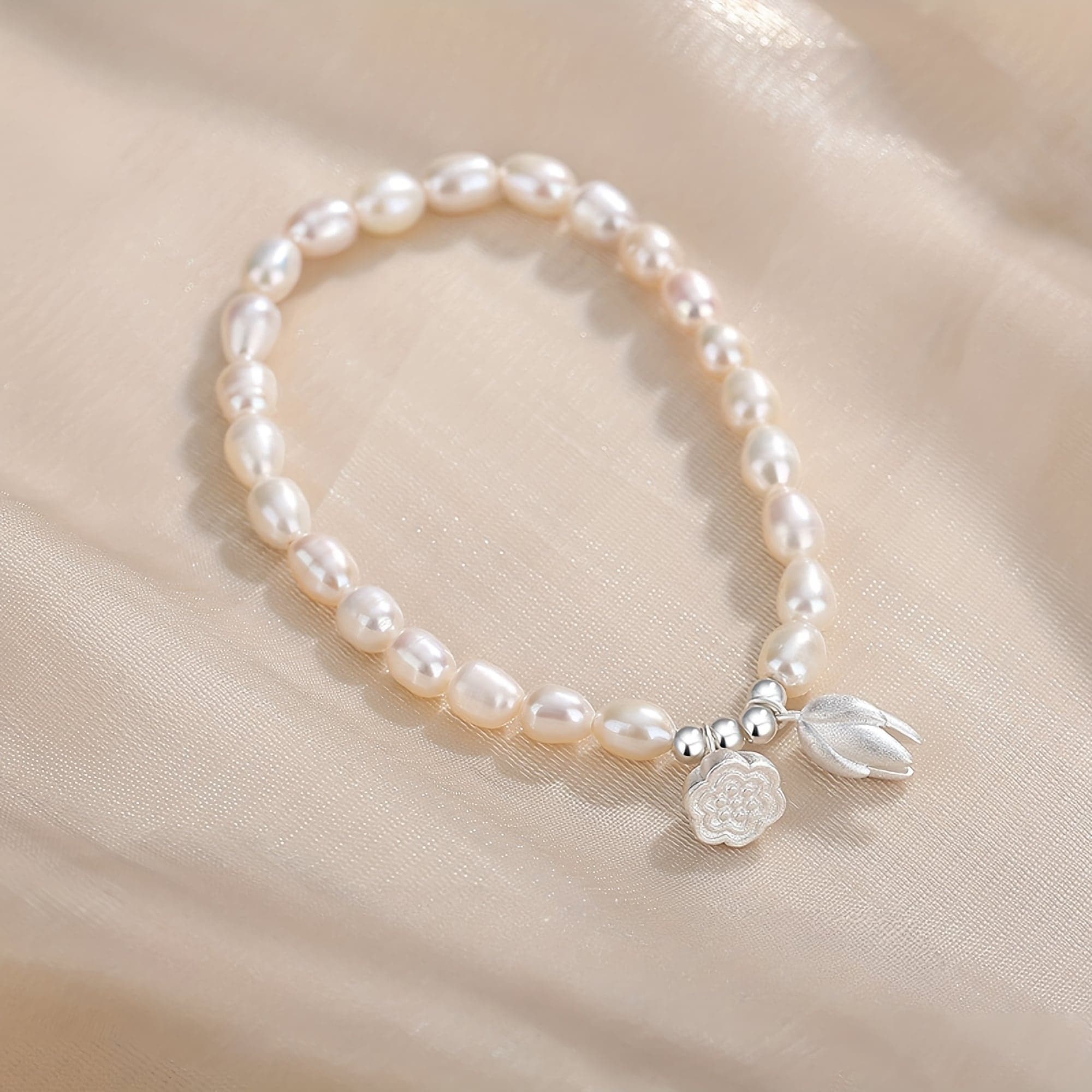 ハンドメイド繊細で高貴な贈り物母親妻ガールフレンド友人家族へ形状色の違いパターン色の位置はランダ エレガントなシルバーフレッシュウォーターパールブレスレットロータススタイル用 5,951円