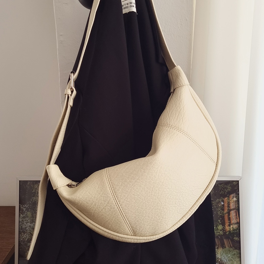 イレアン 半月 クロスバッグ 4,488円