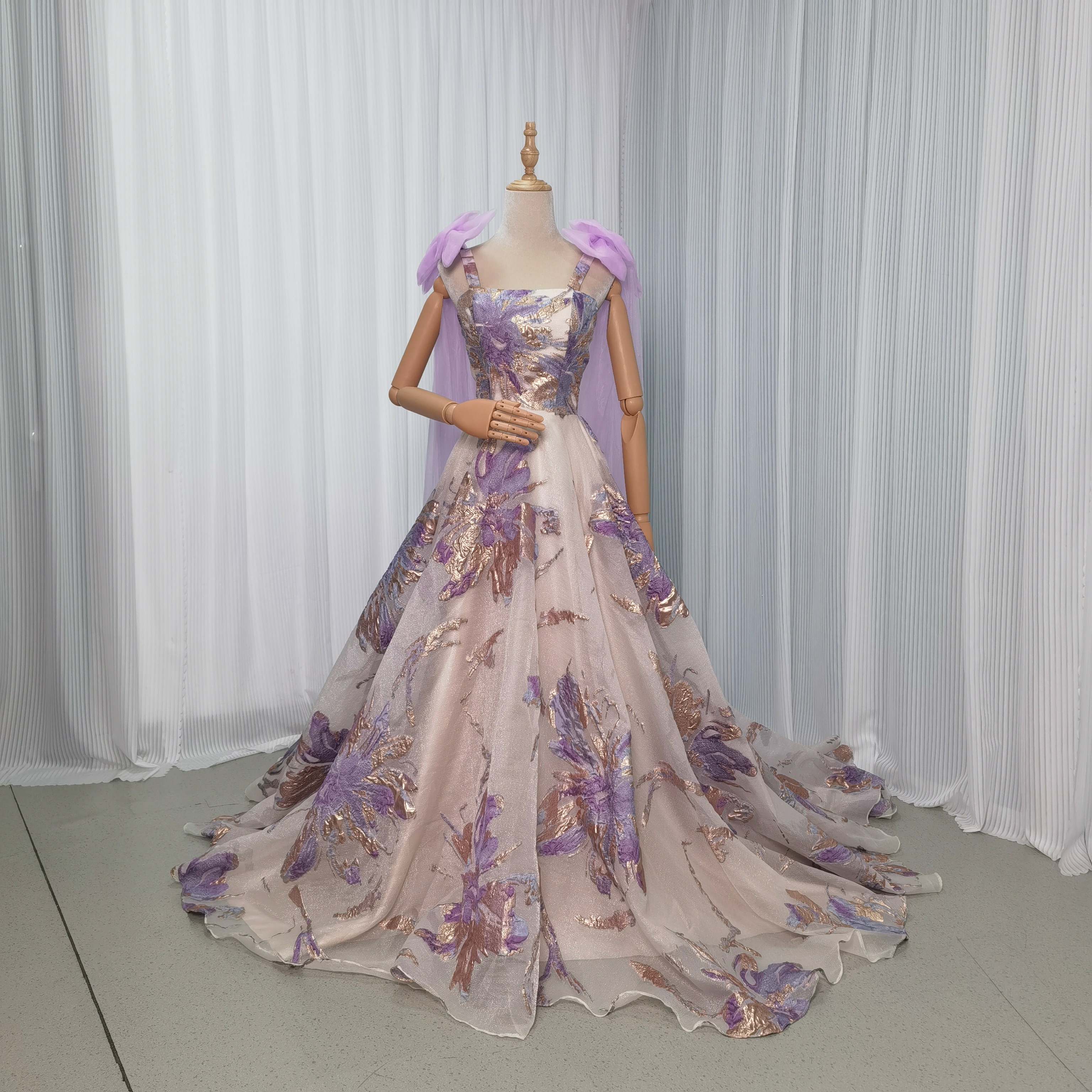 カラードレス パープル ベアトップ 編み上げ リボン オーガンジー 華やかなトレーン プリント模様 目立つ