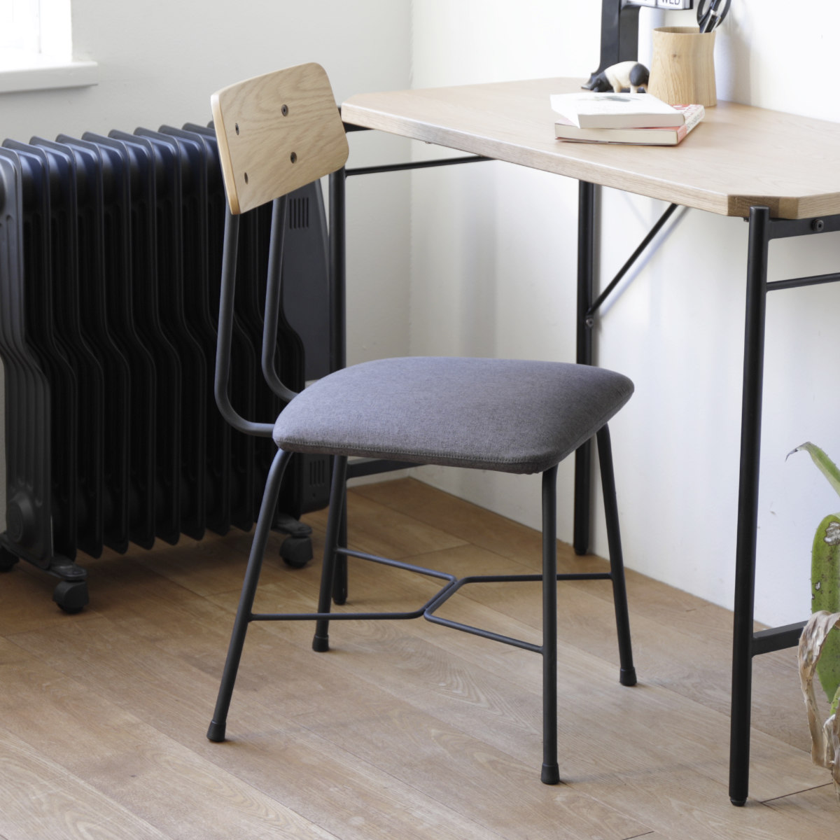 チェア グラム 座面高42cm ダイニングチェア 椅子 カバー付き クッション 木製 スチール脚 ダイニング リビングチェア イス 食卓椅子 チェアー ファブリック 食卓 肘掛けなし