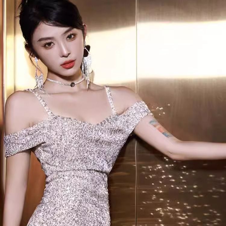 ダイヤモンドの装飾が施された女性用のストラップレスロングドレス高級感がありセクシーでエレガントスリムフィットのイブニングドレスファッショナブルでセクシー