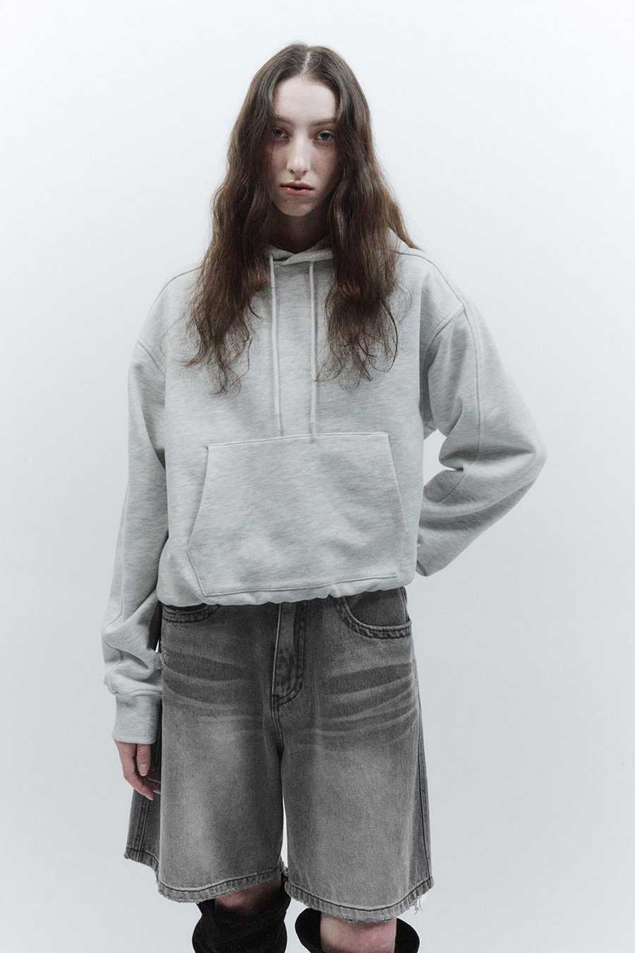 【INSILENCE】 SNOW WASHED CROP HOODIE : MELANGE GREY