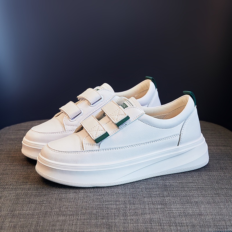本革ホワイトシューズ厚底2025春秋insフレッシュフラットカジュアルスポーツレディースシューズ浅口グラインドステッカー