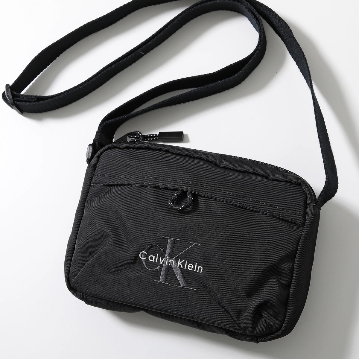 Calvin Klein カルバンクライン ショルダーバッグ BOLD CAMERA BAG LV04D3117G メンズ ナイロン クロスボディ ロゴ刺繍 鞄 UB1/Black