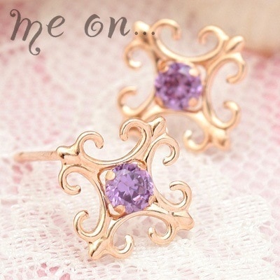 me on... K10ピンクゴールドアメジストが純粋な輝きを放ちますアラベスク調の紋様アンティーク風ピアスアンティークな雰囲気がオシャレな淑女の十字架