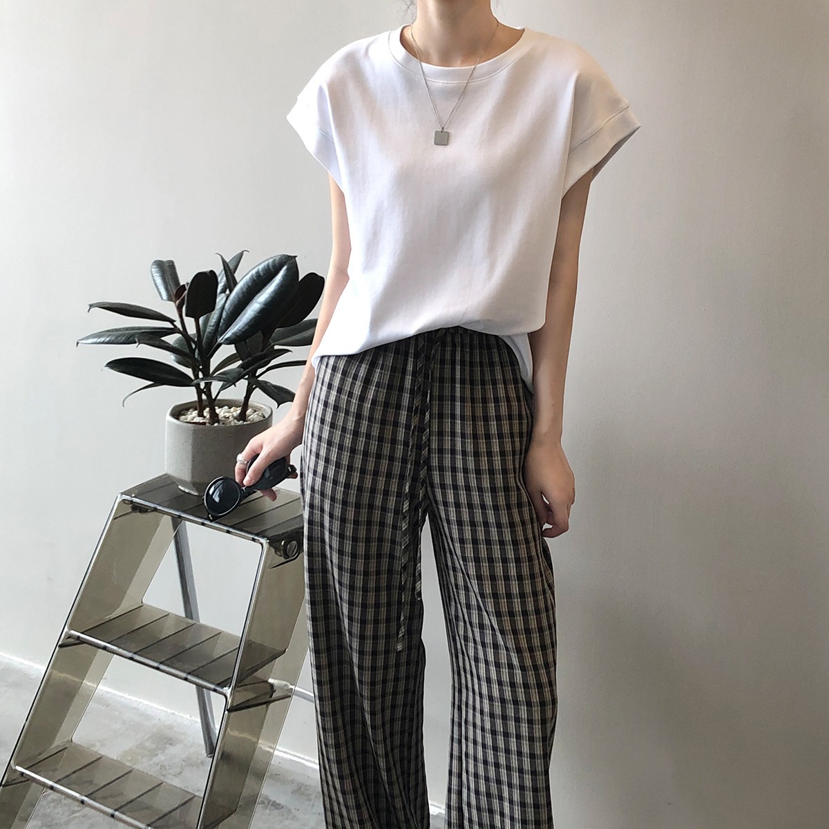 レディース トップス カットソー ミドル丈 半袖 クルーネック ストレート Iライン 薄手 大人可愛い シンプル おしゃれ こなれ感 個性的 主役級 存在感 抜け感 都会的 ナチュラル スタイリッシュ