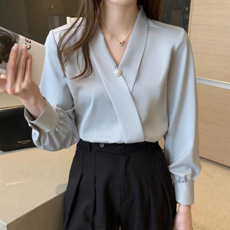 トップス デート シャツ ブラウス カットソー 袖あり 長袖 Vネック かわいい 大人可愛い きれいめ シンプル カジュアル 大人 上品 おしゃれ お洒落 かっこいい レトロ 大人女子 こなれ感