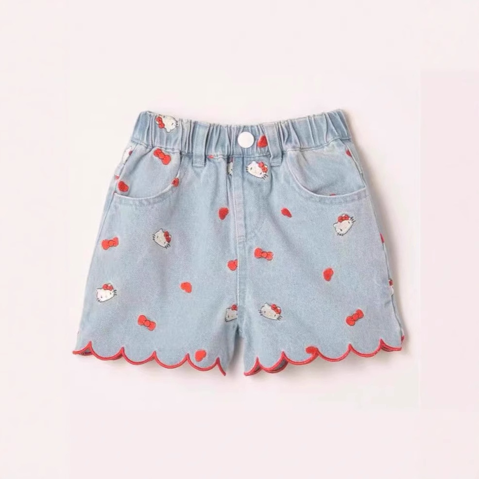 デニムショーツを着た新しいケイティ猫