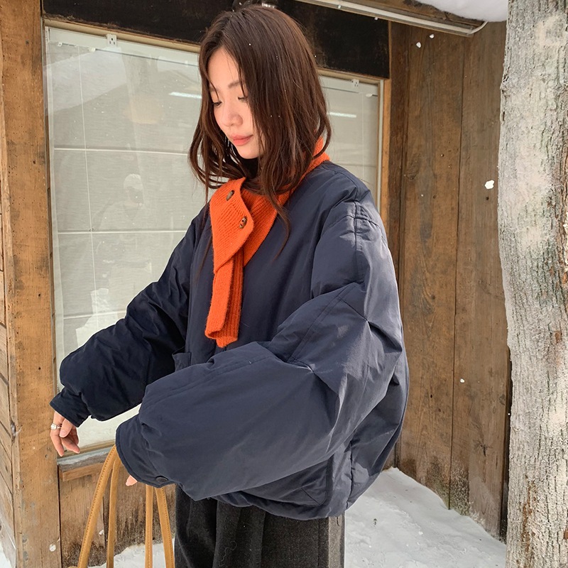 韓国風の大きなポケットが付いた女性用の暖かいダウンジャケットシンプルなラウンドネックのゆったりとした万能コート