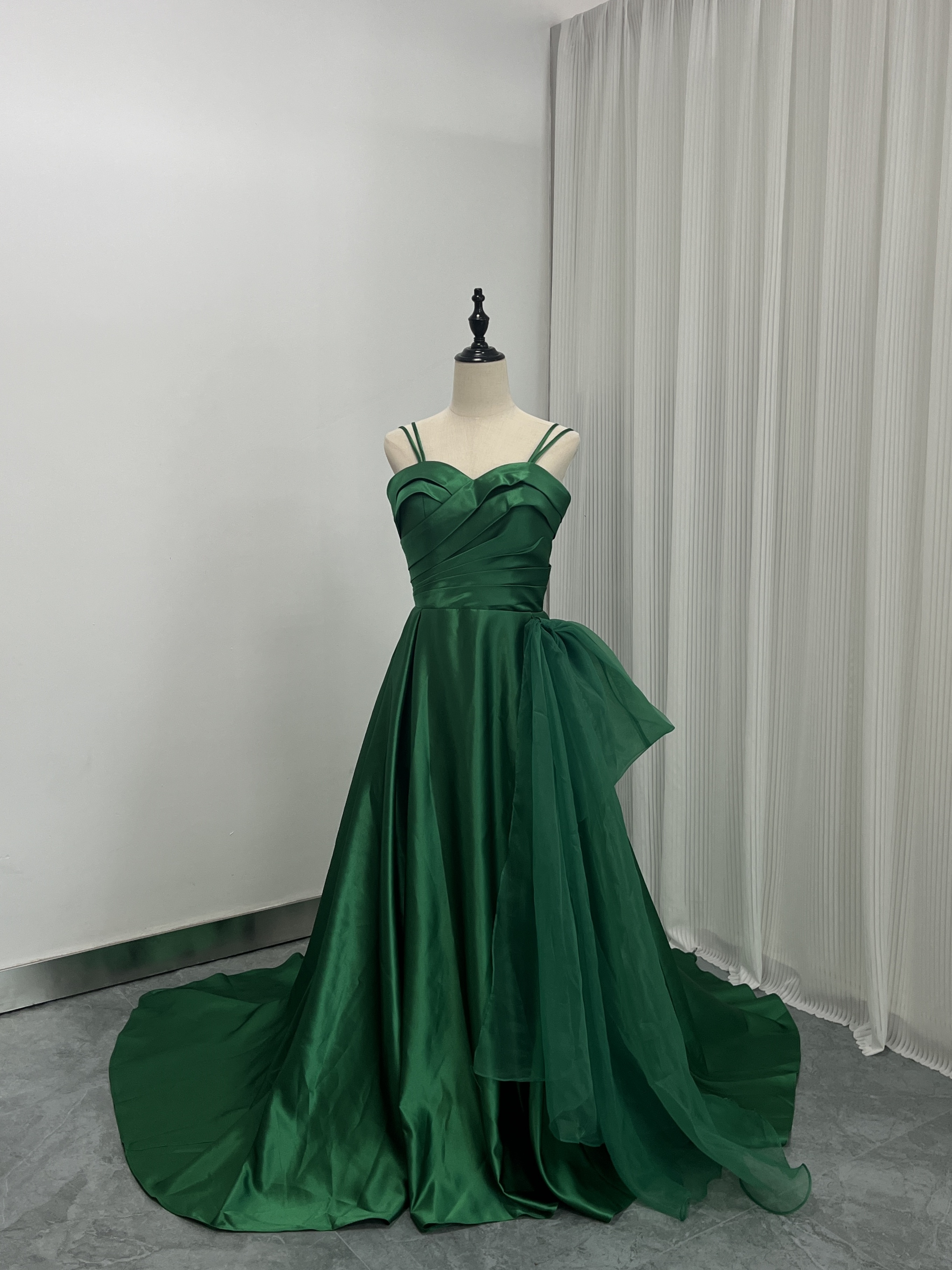 エレガント グリーン キャミソール パーティードレス 胸元フリル サッシュベルト 拳式