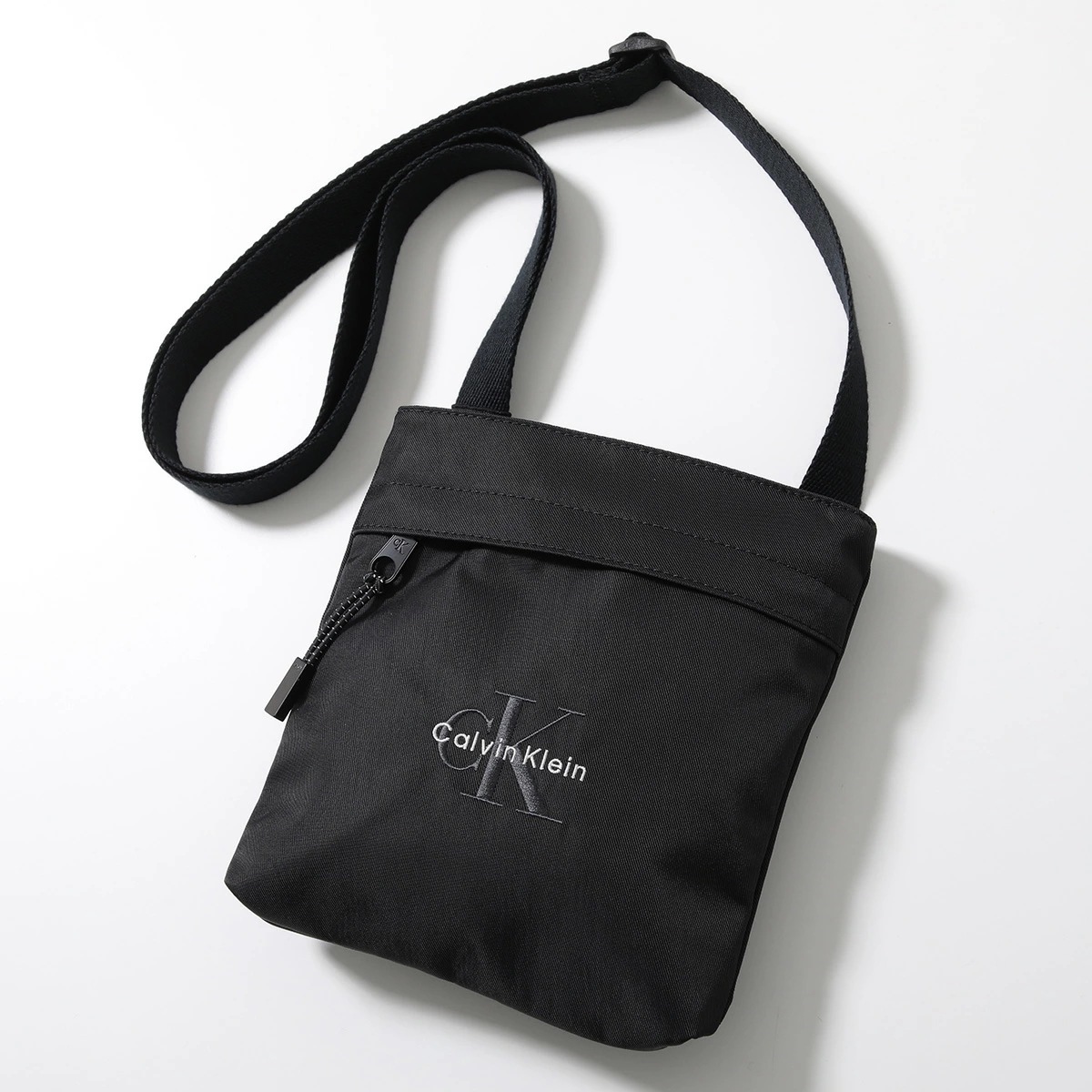 Calvin Klein カルバンクライン ショルダーバッグ BOLD FLATPACK LV04D3178G メンズ ナイロン クロスボディ ロゴ刺 鞄 UB1/Black