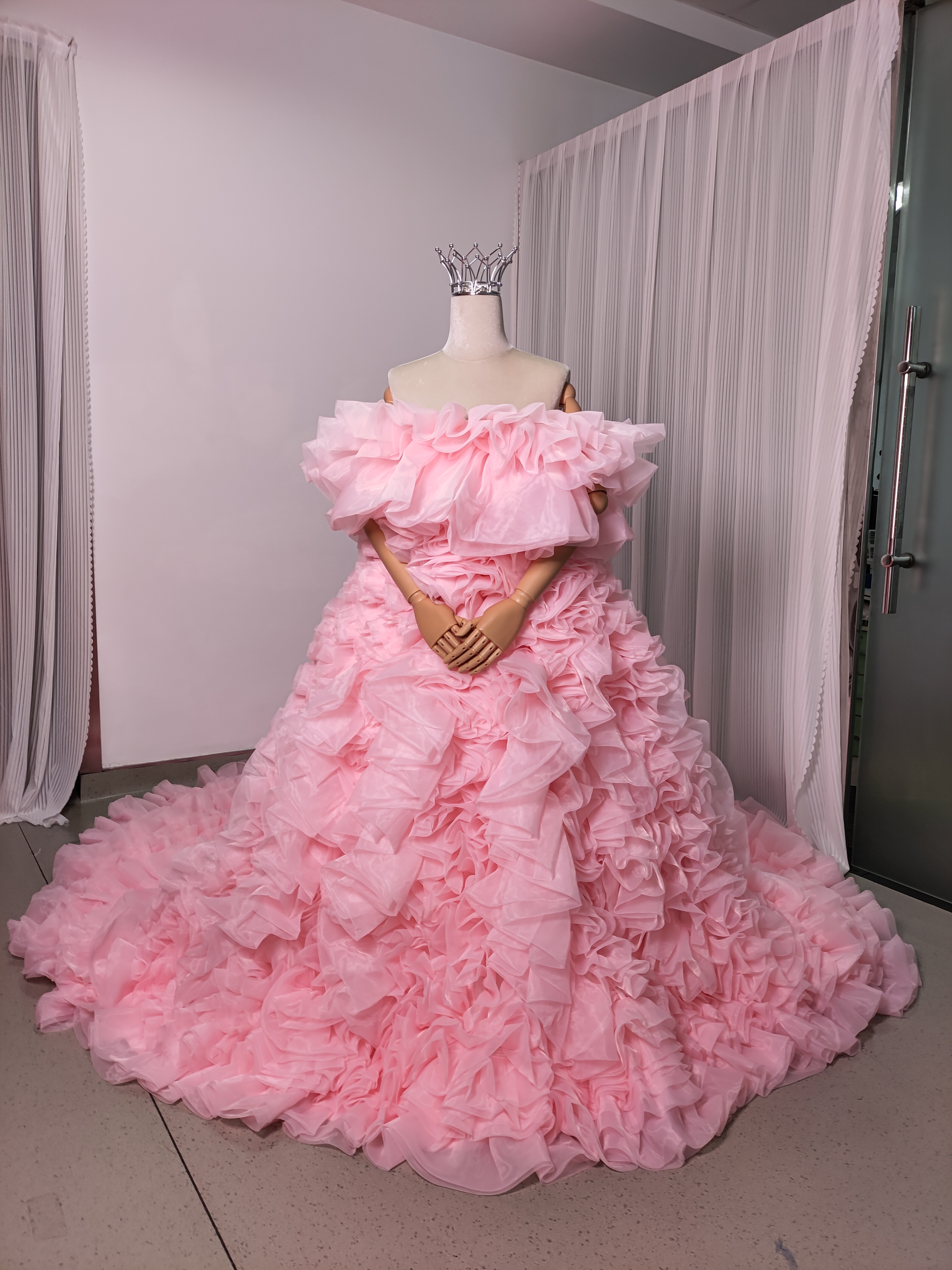 パーティードレス ピンク オフショルダー 上質オーガンジー ボリュームドレス ロングトレーン デザイン感 前撮り