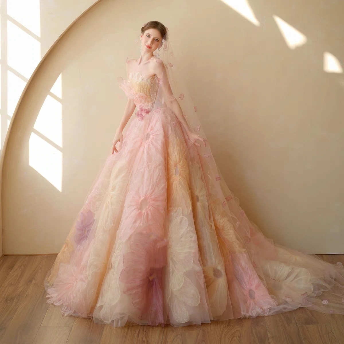 ウェディングドレス 　前撮りドレス 二次会ドレス フォトウエディング ノースリープ 二次会 花嫁 エンパイア 後撮り ウエディングドレス 披露宴 シンプル　コンパクト