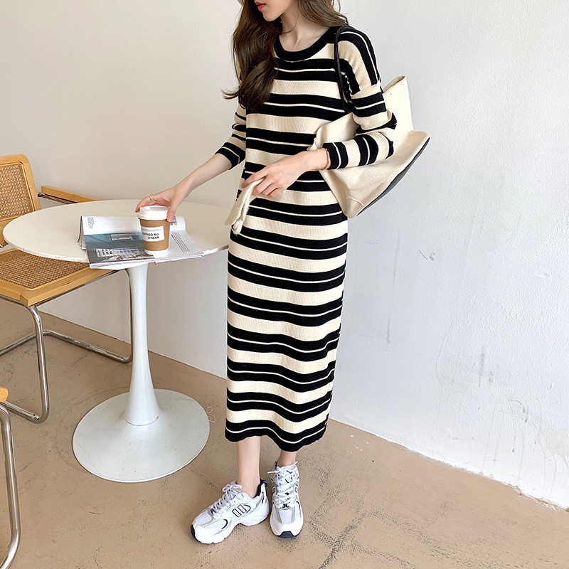 秋冬の新型の厚い膝の長いストライプのゆったりしたニットのワンピースのカジュアルなスカートの女性