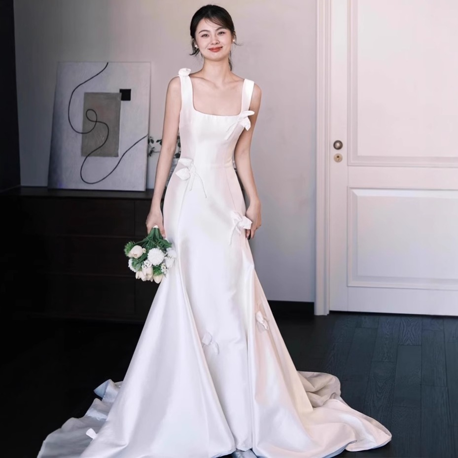 フランスのストラップの軽いウェディングドレスの花嫁のシンプルなサテンの超仙森系は客を迎えて外に出ます