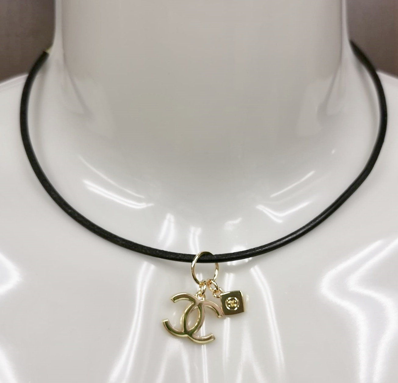 CHANEL 2023 HOLIDAY シャネル ホリデー限定 CCロゴチャーム レザーチョーカー 40cm (社外品)/3mm ゴールド/ブラック