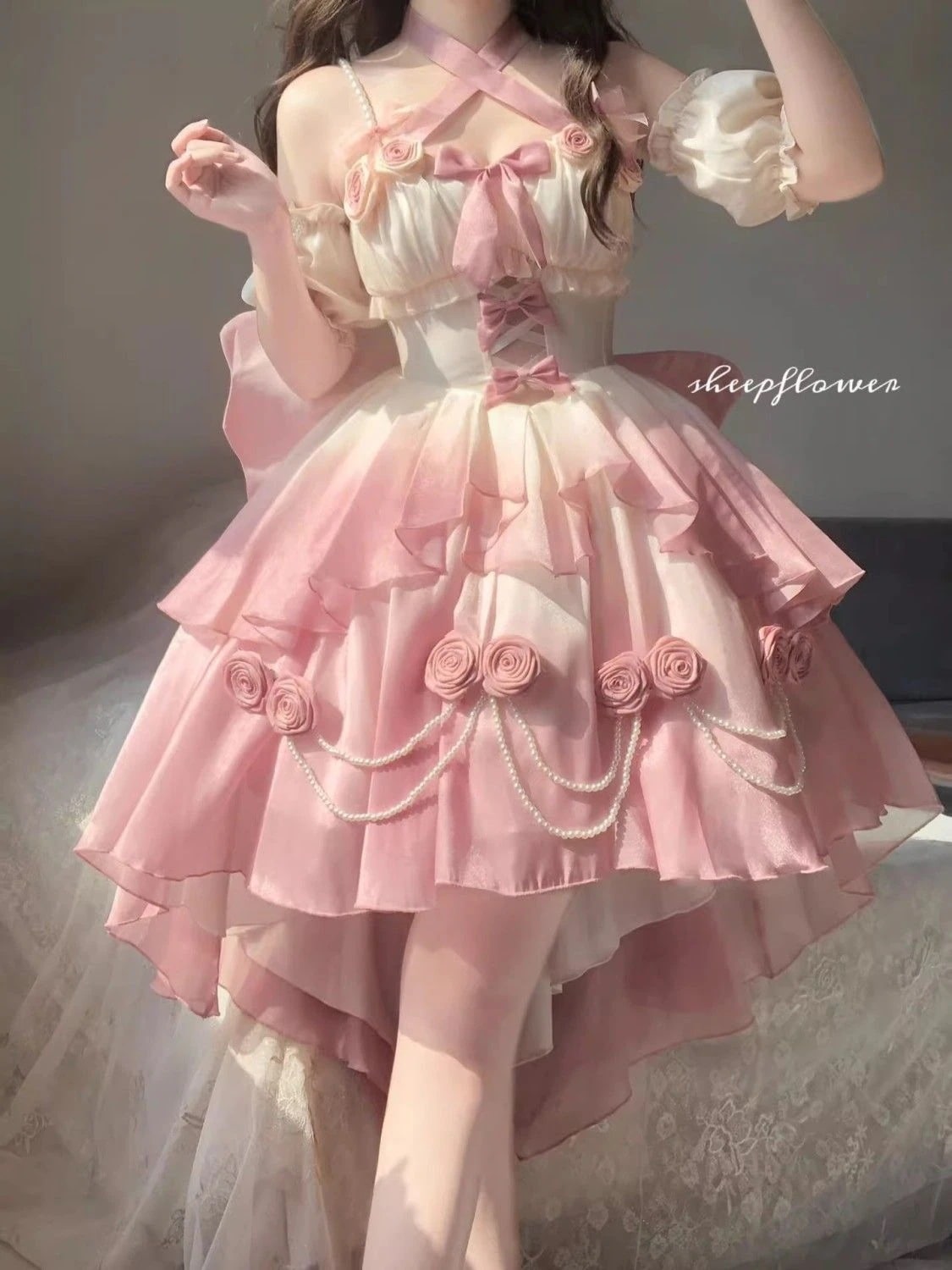 グラデーションピンクの軽い花嫁の透かし彫りの前の短い後の長いlolitaの細いフラッシュloのスカートのロリータの蓬重工の王女のスカートの女性