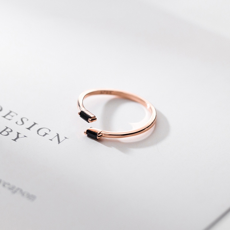 s925銀指輪フランス 新商品デザイン感幾何方形ｃｚダイヤモンドブラック一字　フリーサイズ精緻リング