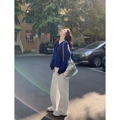 白い広脚ジーンズの女性は秋冬の高腰がゆったりしていて痩せています