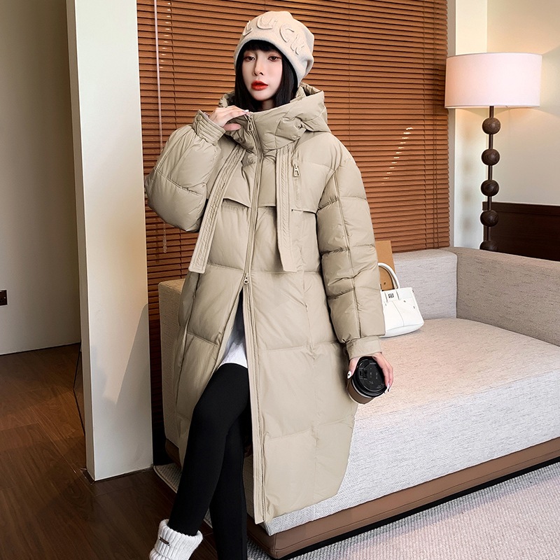 膝上の長い冬の新しい女性のダウンジャケットは小柄な人向けの厚く暖かいフード付きの緩い暖かい綿のジャケットです