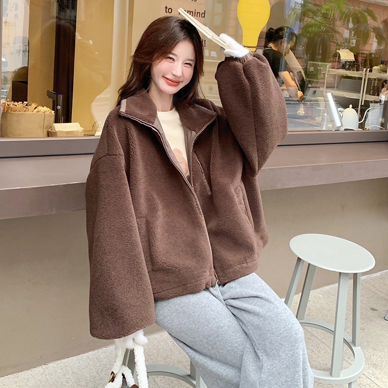 かわいいカジュアルなラムウールの毛皮の1つのプラシ天のジャケット2024新しい遊び心のある厚くされた中綿のコート