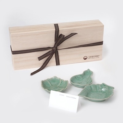 韓国 国立中央博物館 公式グッズ 青磁多食皿セット（3枚組） 牡丹柄 韓国伝統陶磁器 おかず皿 ギフト 企業用 お土産