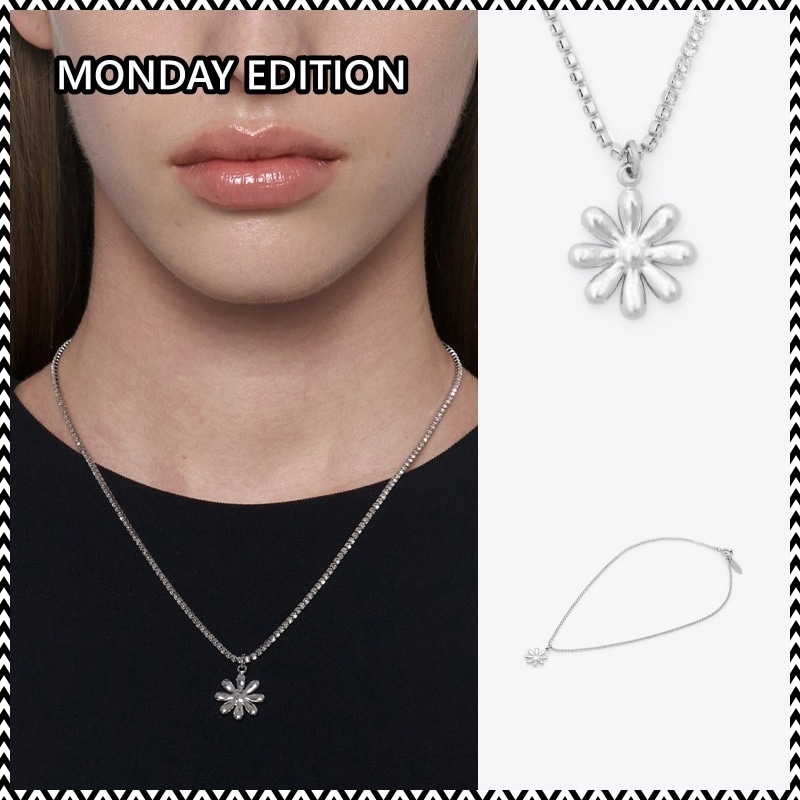 MONDAY EDITION GLITTER DAISY NECKLACE