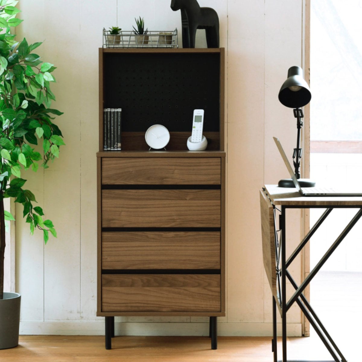 サイドボード 4段引出し 北欧モダン Fresser 約幅56cm 脚付 リビング 収納 間仕切り 棚 オープンラック ラック リビングボード コンセント付 キャビネット ブラウン シンプル