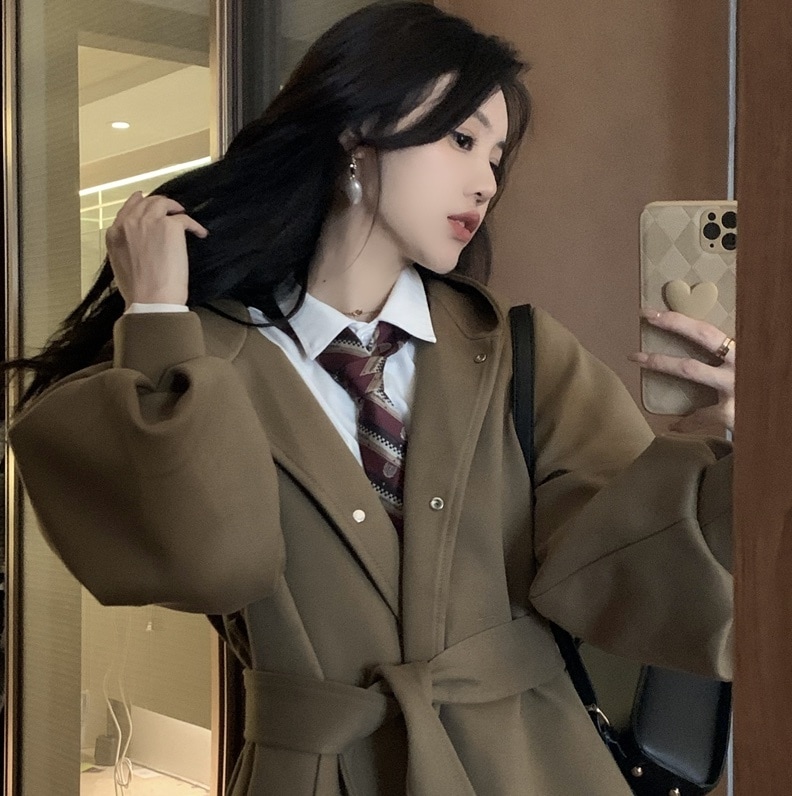 アウター コート ショート ショート丈 袖あり 長袖 Vネック ベルト ウエストマーク フード付き 前開き 厚手 かわいい 大人可愛い きれいめ シンプル 大人 上品 おしゃれ お洒落 かっこいい