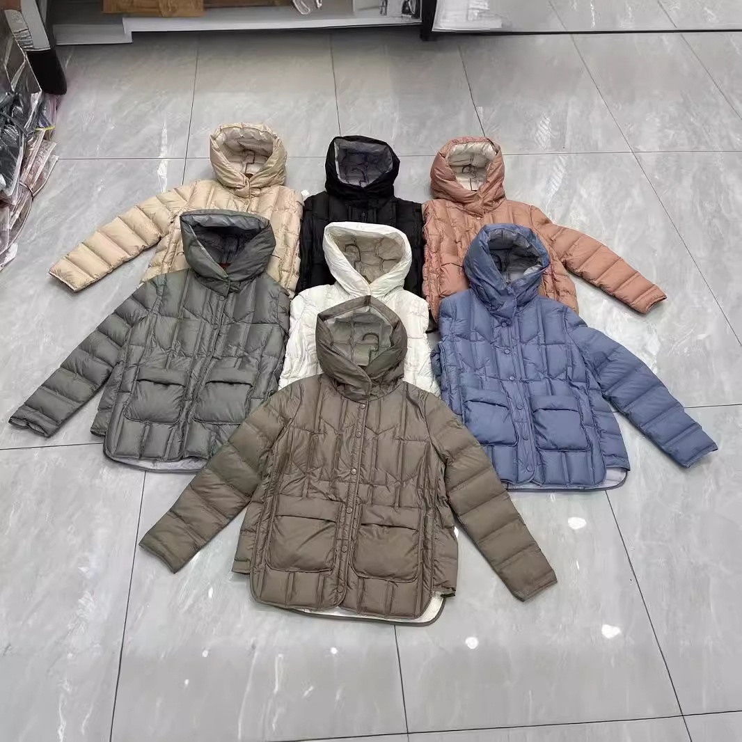 国境を越えた秋と冬の新しい白いダックダウンの薄いダウンジャケットの女性の短いフード付きのシームレスな接着小さいサイズのコートの流行