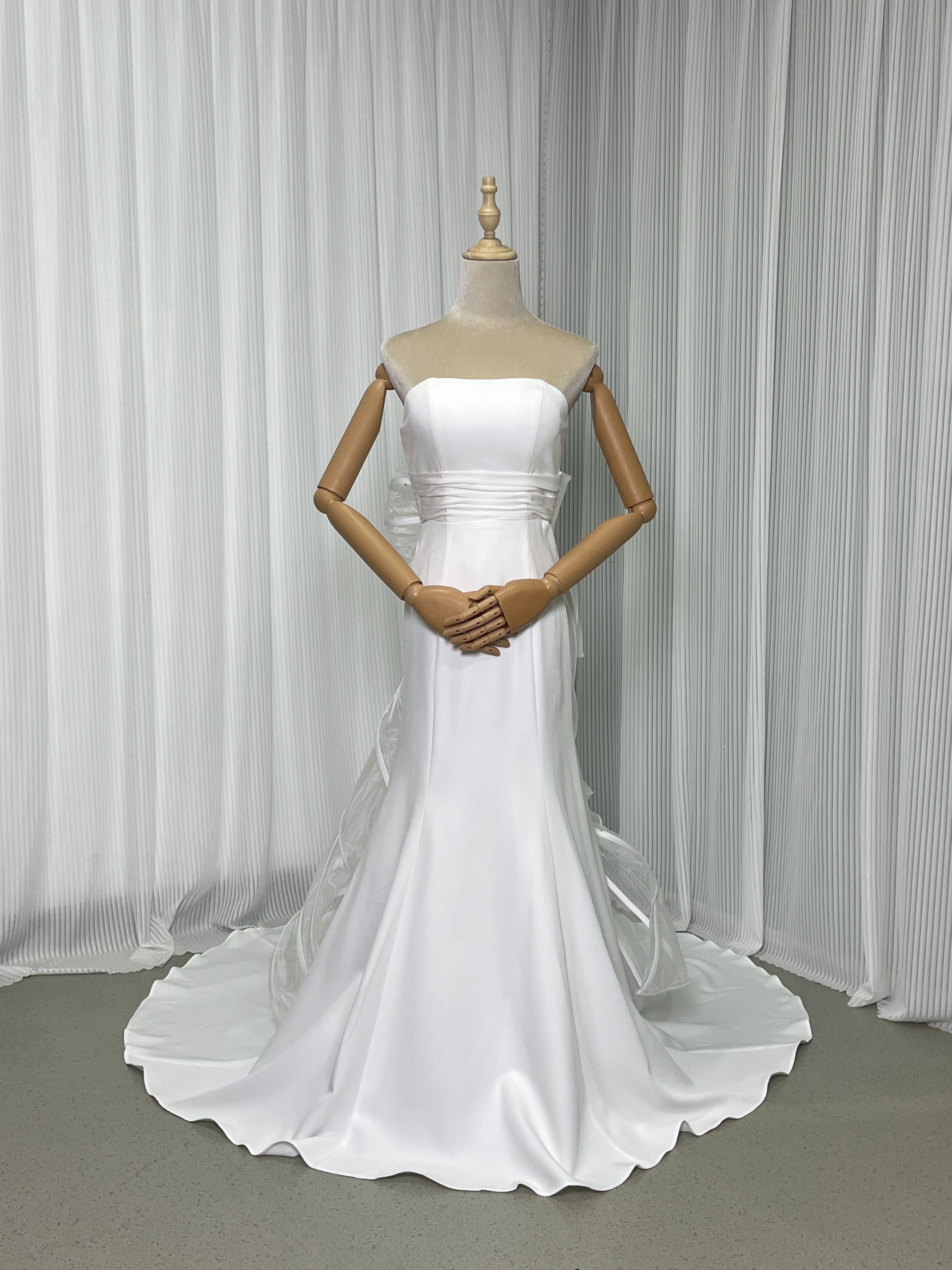 人気上昇！ウェディングドレス ベアトップ マーメイドライン バックスタイル自由自在！羽リボントレーン 結婚式 38,987円