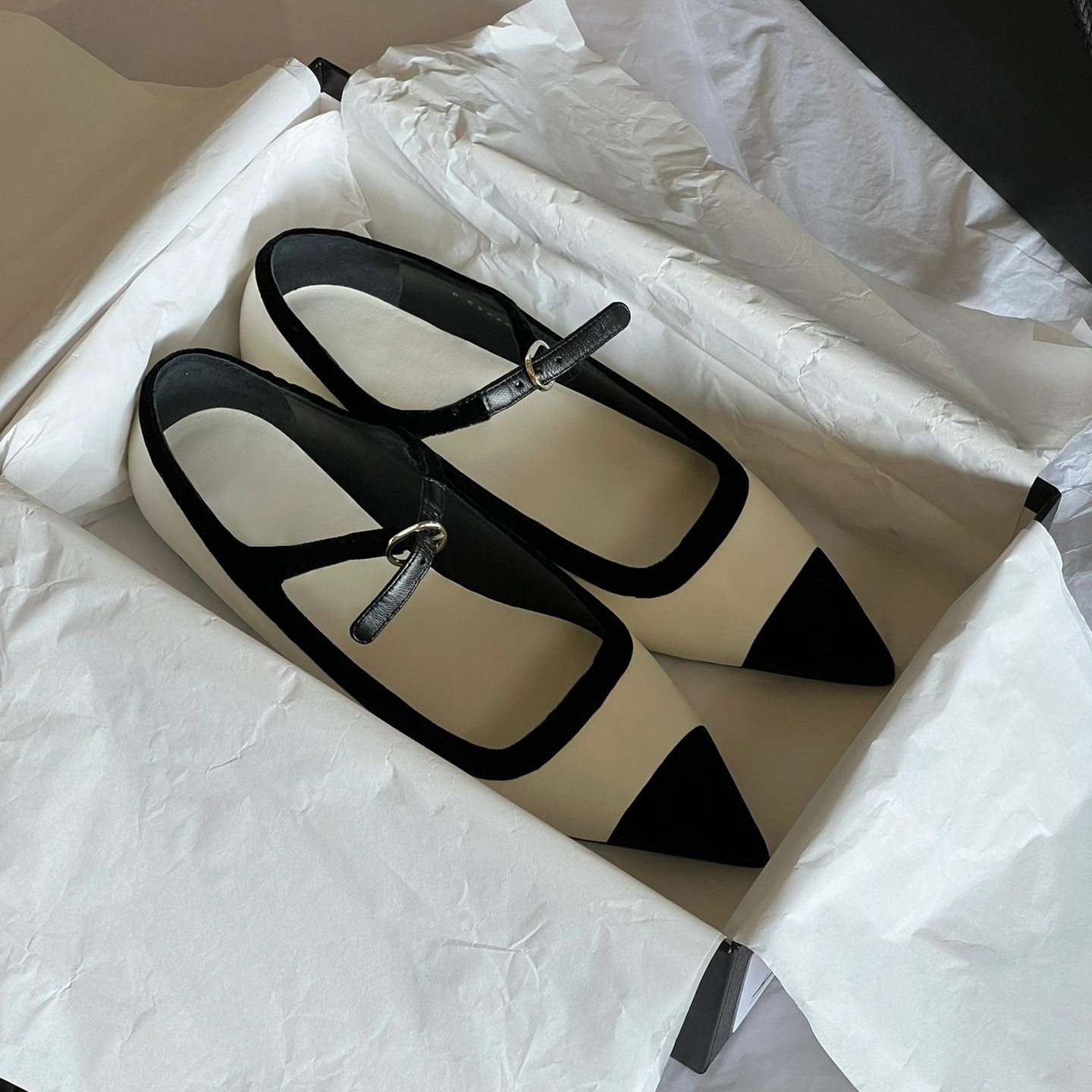 女性用新型ポインテッドトゥシューズ春秋フレンチスタイルローヒールメリージェーンシングルシューズフラットシューズ