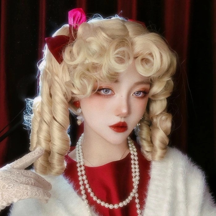 中世の貴族風 巻き毛 ゴールド髪 フルウィッグ かつら 女性 長髪 ミディアム丈 ミディアムウィッグ ロリータ lolita 前髪あり 自然 可愛い wig コスプレ 耐熱ウィッグ 小顔効果 コスチュ