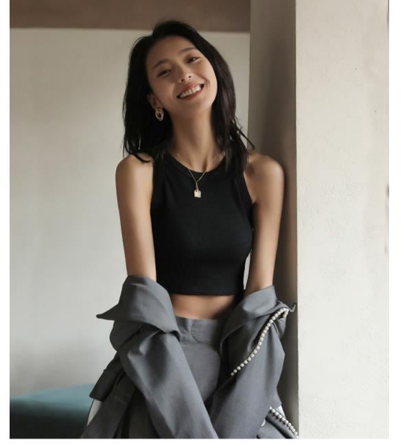 短い黒い底部のスレッドスレッドサスペンダーベスト夏には服を着ている外でノースリーブのデザイン感覚を持つ女性