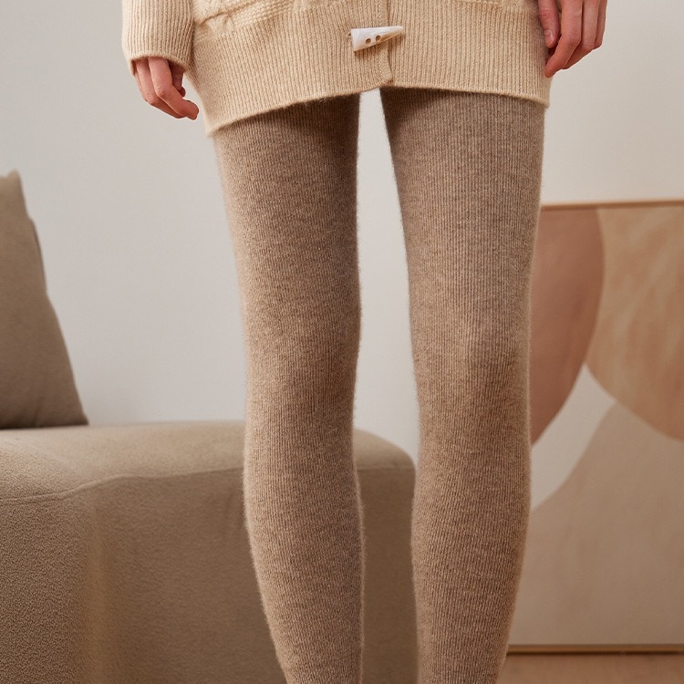 カシミヤニットのレギンスの中には保温性の高い腰の毛のズボンを着て痩せているカシミヤのズボンが見えます