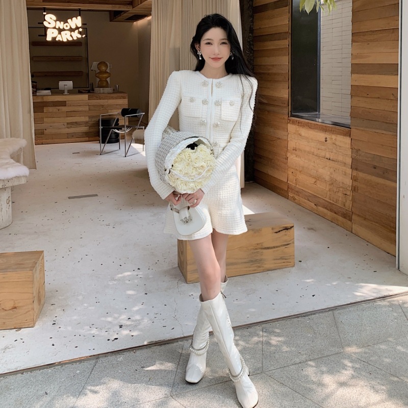 2025秋と冬の秋と冬の新しい象牙の白い白い甘い小さな香りスタイルの弾力性スリムフィットとショートスカート付きの