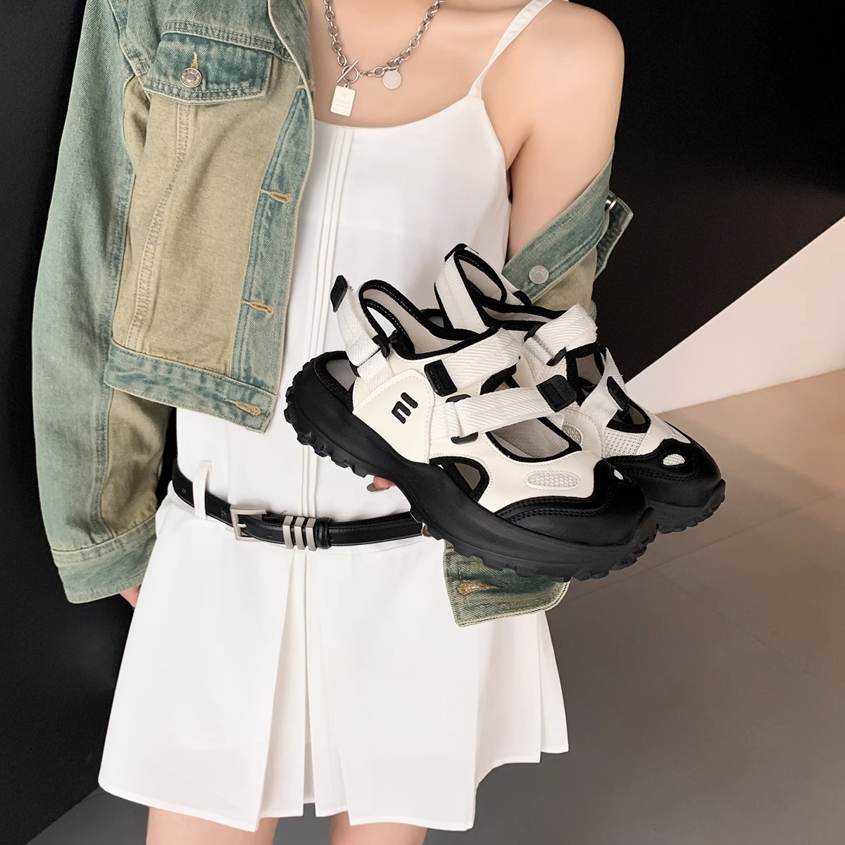 【急速発送】厚底マリジェンヌサンダル女マジック貼りビーチシューズ女 走れるパンプス