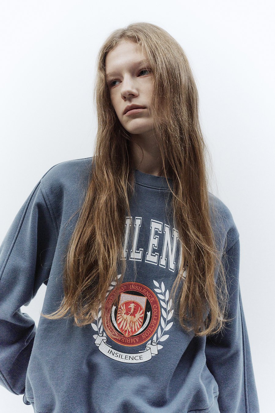 【INSILENCE】 EMBLEM CROP SWEATSHIRTS : DARK BLUE