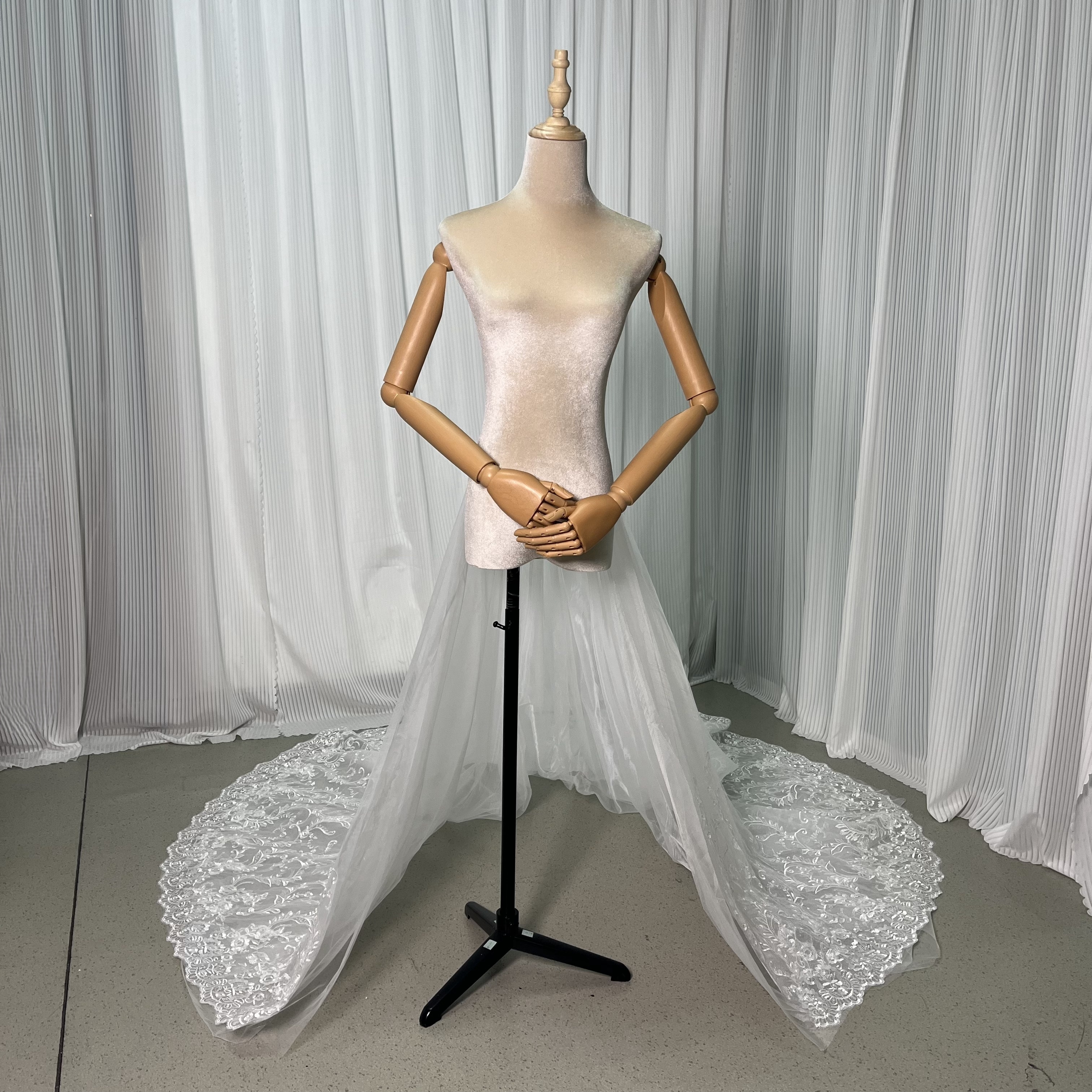 ウエディングドレス オフホワイト レース キラキラスパンコール ソフトチュール 豪華！ リボントレーン　フリルトレーン