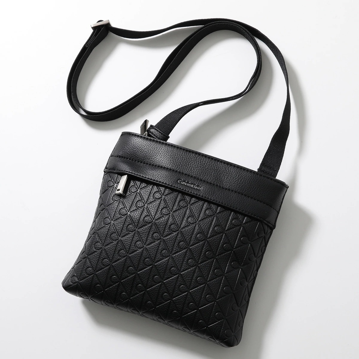 Calvin Klein カルバンクライン ショルダーバッグ EMBLEM AOP EMBOSS FLATPACK LV04D3229G メンズ エコレザー ロゴ 鞄 UB1/Black/