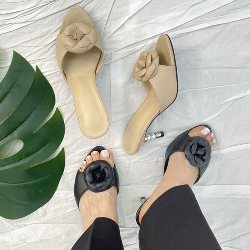 女性らしい／エレガントな 立体フラワー／お花付き パール付き7cmヒール オープントゥミュール 2color