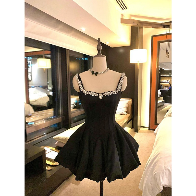 フランス社交界の名士相続人風の夏用高級スリップドレスヘップバーン風ウエストを細く見せふっくらとしたチューリップスカート