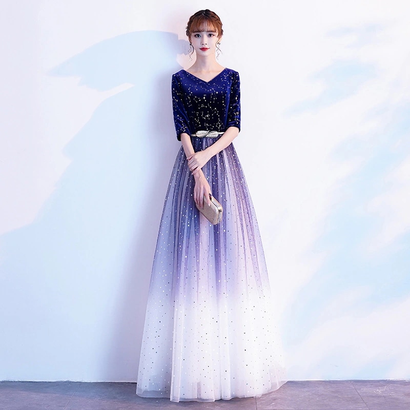 グラデーションカラーの星空合唱団の公演衣装指揮者の衣装学生や大人の宴会主催者のイブニングドレス