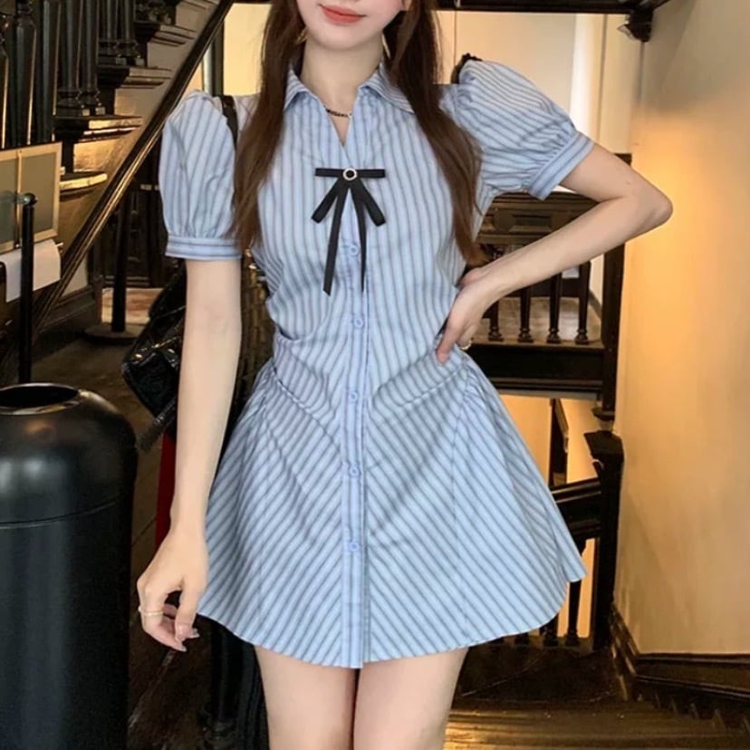 レディース スカート ワンピース 前開き ミニ 膝上 半袖 パフスリーブ Vネック 襟付き フレア Aライン フェミニン リボン ウエストマーク サイドスリット ハイウエスト ボタン かわいい