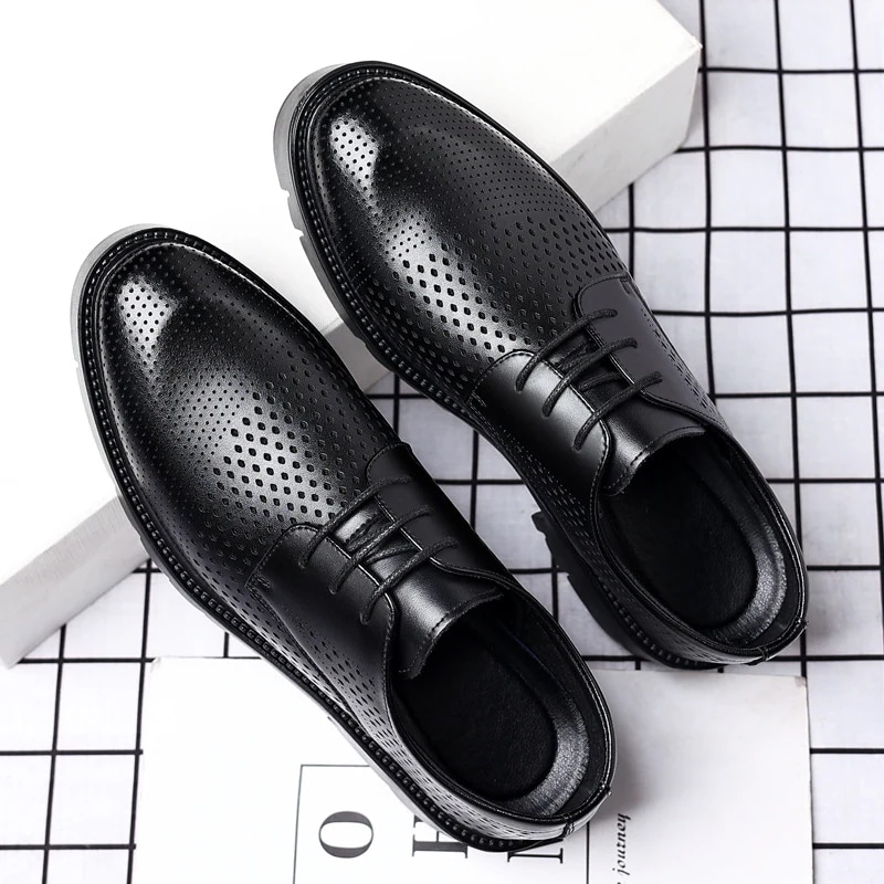 8cmの内側の高さを増やす男性用ホールシューズビジネスウェア用の厚いソールのレザーサンダル通気性のある高さを増やす中空レザーシューズのメンズシューズ