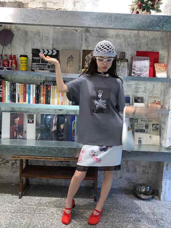 レディース　ファッション　オシャレ　海外　モダン　アーバン 美 コントラスト グレー キャラクター コルセット 遊ぶ ラウンドネック 半袖 Tシャツ